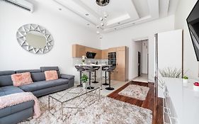 Luxury Apartment With Free Garage And Balcony In The Center